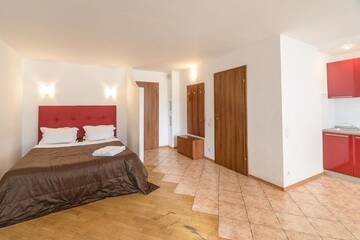 Просторные апартаменты с открытой планировкой с видом на улицу в  Partner Guest House